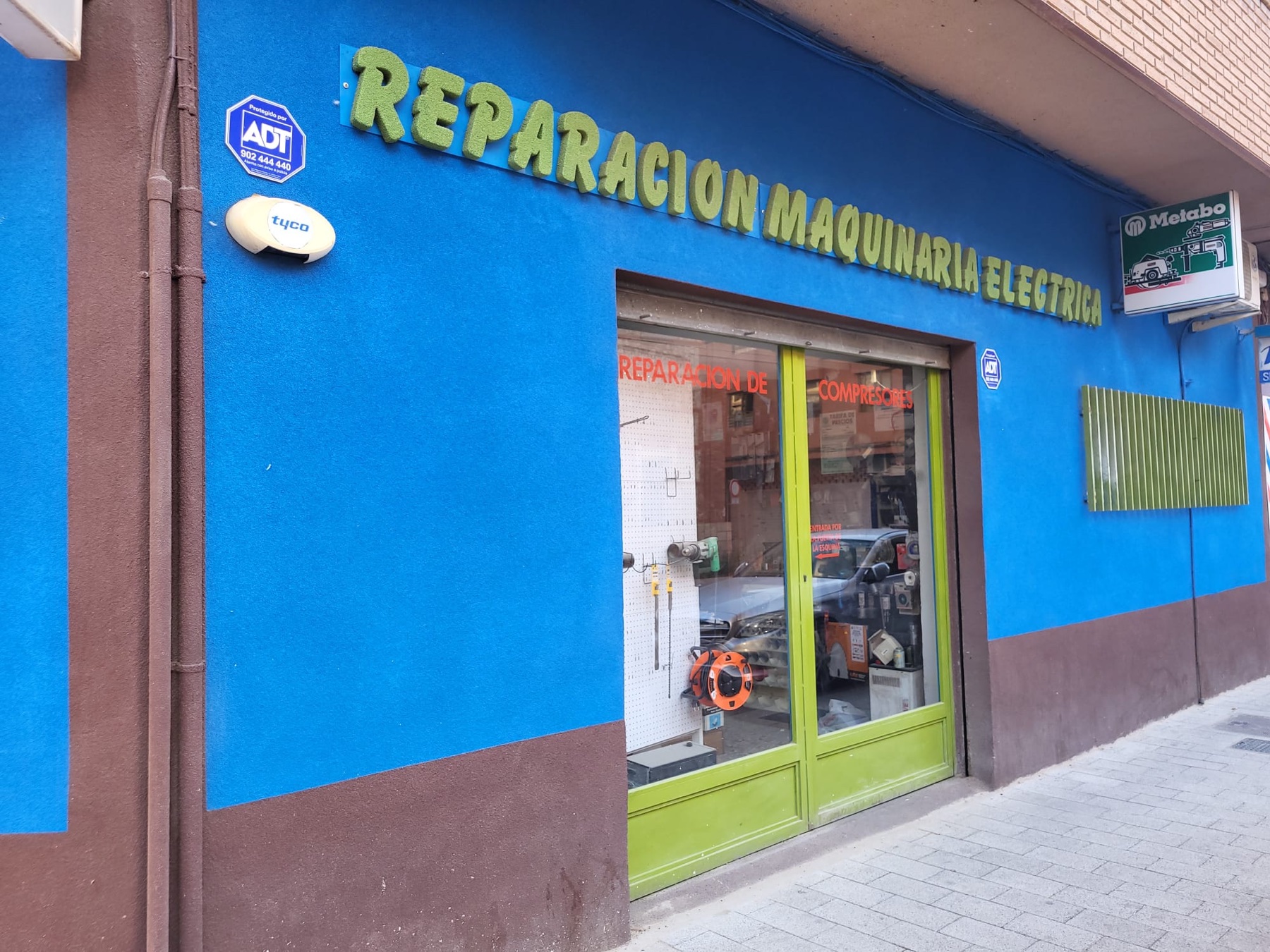 Entrada al taller de reparación de maquinaria eléctrica González Tébar